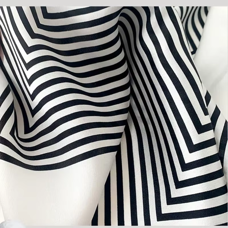 Foulard de cou rayé noir et blanc pour femme